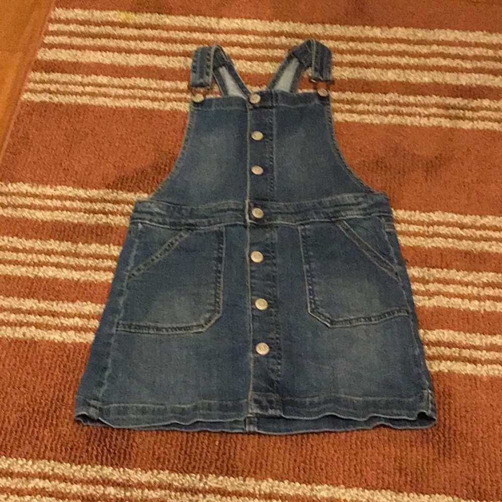 I’m selling a pair of overalls denim size 7/8 medium